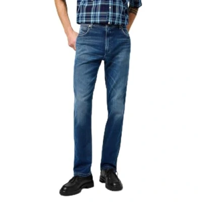 Abbildung von Wrangler Men&#039;s Greensboro Jeans, Denim Dusk, 34/32