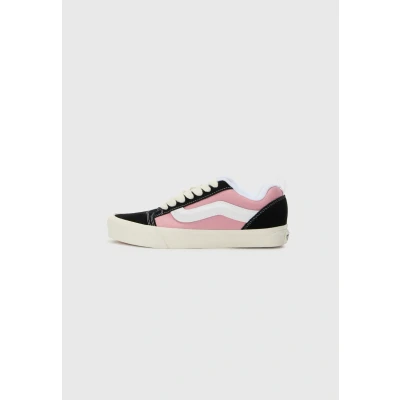 Abbildung von Vans KNU Skool Unisex Skateschuh, Größe: 36.5, Black/pink Leder und textil