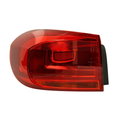 Abbildung von HELLA 2SD 010 738 091 Rückleuchte links äusserer Teil, oberer Teil P21W 12 rot/gelb mit Glühlampe, Lampenträger VOLKSWAGEN: Tiguan I