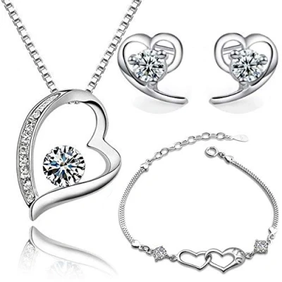 Abbildung von Crystalline Azuria Herz Schmuck Set mit Weiß Zirkonia Kristalle Halskette Anhänger 45 cm Ohrstecker Ohrringe Armband 18 kt Vergoldet