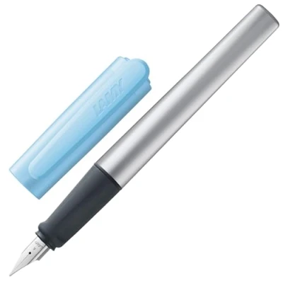 Abbildung von Lamy nexx azure Füller Füllhalter mit rutschfestem Griff &amp; polierter Stahlfeder in Strichbreite A dreieckiges Gehäuse aus Aluminium inkl. Tintenpatrone T 10 blau Rechtshänder