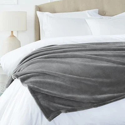 Abbildung von Amazon Basics Kuscheldecke, Keine Heiz, aus weichem samtigem Plüsch, Grau, 168 x 229 cm
