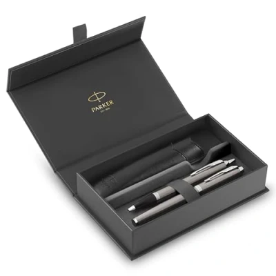 Abbildung von PARKER IM Duo Stift Geschenkset Füller, Kugelschreiber &amp; Etui Edelstahl Ausführung mit Chromverzierungen Mittlere Spitze Blaue Tinte Perfekte Geschenke zum Schulabschluss