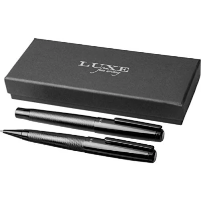 Abbildung von Schreibset aus hochwertigem Kugelschreiber &amp; Tintenroller mit Schaft in Rotguss Kupfer und schwarzem Oktaeder Aluminium als Geschenkset hochwertigeGeschenkverpackung von notrash2003