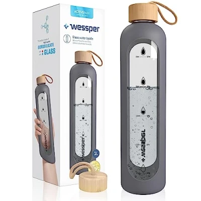 Abbildung von Wessper Trinkflasche Glas 1L mit Zeitmarkierungen, BPA frei Trinkmotivation Borosilikat Wasserflasche, Luftdichte Glasflasche Bambus Deckel Wiederverwendbar Silikonhülle Grau