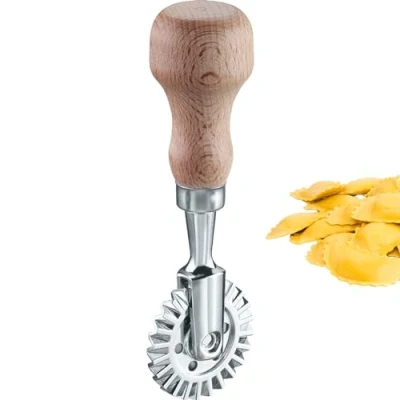 Abbildung von Westmark Ravioli Ausstecher/ Teigrad Sofia Praktisches Teigrädchen zum Ausstechen von selbstgemachten Nudeln und Gebäckteig, Rad ø 39 mm Zink, Buchenholz