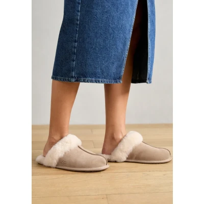 Abbildung von UGG Scuffette II Hausschuh, Damen, Größe: 36, Sand Schuhe