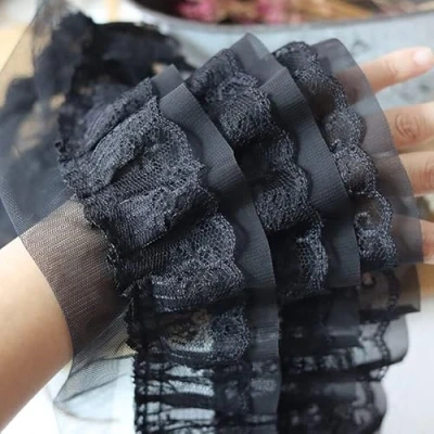 Abbildung von Yulakes 3D Falten Chiffon Stoff, Organza Spitzenband, bestickt, Rüschen, Spitzenborte, DIY, Kleid, Kleidung, Kragen, Nähdekoration, 12 cm breit, 1 m lang, Weiß / Schwarz
