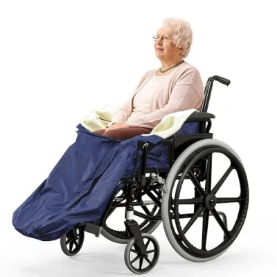 Abbildung von BRAMBLE Fleece Gefütterter Schlupfsack für Rollstuhlfahrer (Dunkelblau), Rollstuhldecke mit Innentasche Robust, Wasserdicht &amp; Wetterfest