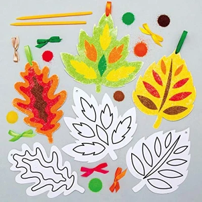 Abbildung von Baker Ross AX279 Blatt Sandkunst Deko Anhänger Bastelset für Kinder 6 Stück, Kreativsets und Bastelbedarf zum Basteln Dekorieren in der Herbstzeit
