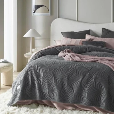 Abbildung von ROOM99 Feel Elegante Tagesdecke in Dunkelgrau 170 x 210 cm Vielseitige Wohndecke Bettüberwurf oder Sofaüberwurf Überwurfdecke für Bett und Sofa Steppdecke Stil Ideal als Bedspread Velvet Samt