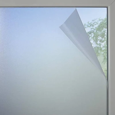 Abbildung von GARDINIA Fensterfolie, Milchglas Optik, 100 % PVC, Blickschutz, Lichtdurchlässig, Sichtschutzfolie, Haftet statisch ohne Kleber, 45 x 150 cm, Halbtransparent, Weiß matt
