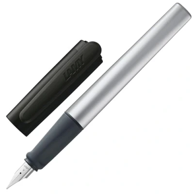 Abbildung von Lamy nexx black Füller Füllhalter mit rutschfestem Griff &amp; polierter Stahlfeder in Strichbreite A dreieckiges Gehäuse aus Aluminium inkl. Tintenpatrone T 10 blau Rechtshänder