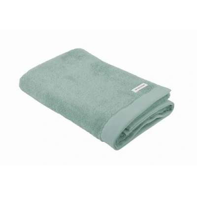 Abbildung von TOM TAILOR Duschtuch, 70x140 cm, 100% Baumwolle/ Frottier, mit zwei Aufhängern und Label Logo, COLOR BATH TOWEL Türkis (Fresh Sage)