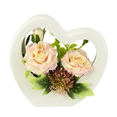 Abbildung von Blumenarrangement aus künstlichen Rosen in Keramikvase &#039;Herz&#039; Rosenstrauß Blumengesteck Kunstblumen Rosenköpfe Gefälschte Rosenblüten Mittelstücke Braut Party Rosa Hochzeitsdeko romantische Deko