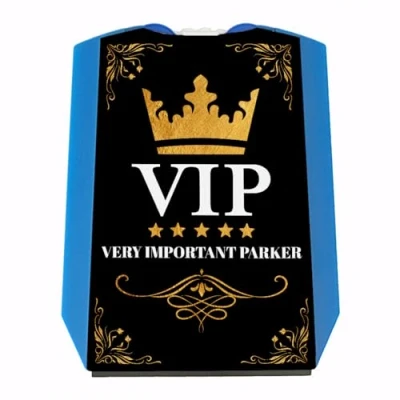 Abbildung von VIP Parkscheibe mit lustigem Spruch, edlen Motiven und 2 Einkaufswagenchips für Very Important Parker witzig auf dem Parkplatz beim Einkaufen König der Straße Krone Königin
