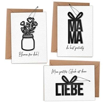 Abbildung von Papierdrachen Klappkarten mit Holzcutouts in DIN A6 zum Muttertag 3 schwarzen Holzanhängern und Packpapier Umschlägen Beschriften Verschenken Muttertagsgeschenk