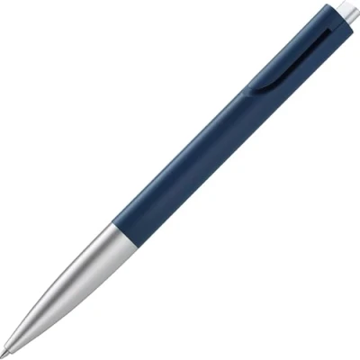 Abbildung von LAMY noto schlichter Kugelschreiber 283 aus Kunststoff in der Farbe blau silber mit dreieckigem Korpus und Druckmechanik, inkl. Großraummine M 16 Strichbreite schwarz