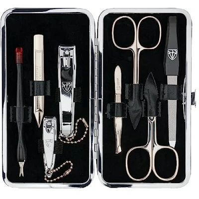 Abbildung von DREI SCHWERTER 8 tlg. Maniküreset &#039;Cuneo&#039; Hochwertiges Nagelpflegeset in schwarzem Kunstleder Etui Inhalt: Nagelschere, Hautschere, Nagelknipser, Saphirnagelfeile und vieles mehr!