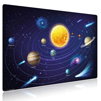 Abbildung von Die Original Schreibtischunterlage für Kinder “Weltall Planeten im Sonnensystem“ aus Premium Vinyl ein ergonomisches Schreibgefühl 70 x 50 cm rutschfest und abwaschbar Made in Germany