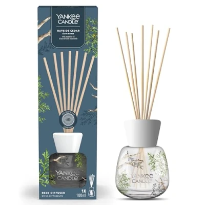 Abbildung von Yankee Candle Signature Diffusor mit Rattanstäbchen Bayside Cedar 100ml bis zu 10 Wochen Duft Recycelbare Verpackung Perfekte Geschenke für Frauen