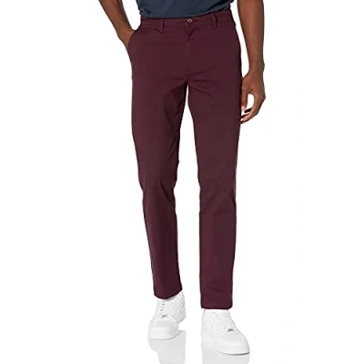 Abbildung von Amazon Essentials Herren Legere Stretch Chinohose mit gerader Passform, Burgunderrot, 28W / 28L