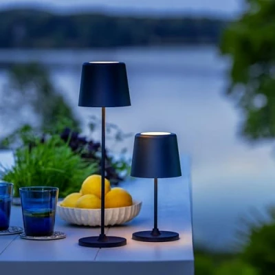 Abbildung von Lightbox LED Tischlampe für Innen &amp; Außen 37 cm / 23 Höhe, Ø 10 matt schwarze Outdoor Tischleuchte mit Touch Dimmer mobil/kabellos/portable per USB aufladbar/Akku 310 lm 3000 K