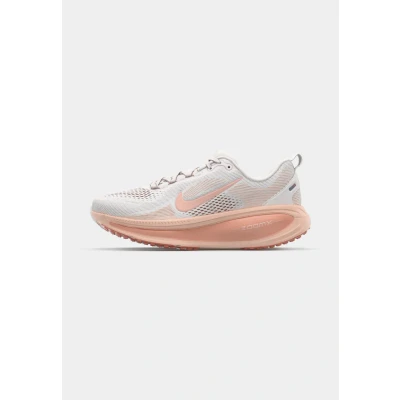 Abbildung von Nike Performance Vomero 18 Laufschuh Straße, Damen, Größe: 39, Light soft pink/madder root/light madder root/arctic orange Schuhe