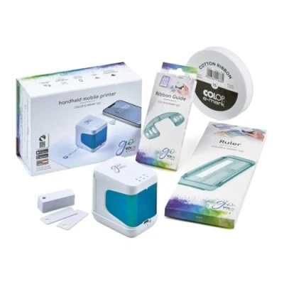 Abbildung von Colop e Mark go Set. Bestehend aus dem mobilen Drucker GO, Lineal, Führungsschiene für Bänderbedruckung, Band 15 mm, sowie PVC Schilder zur Schilderbedruckung und Broschüre. weiß