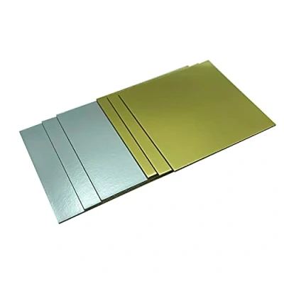 Abbildung von KITCHENDREAM Cake Board Set, Kuchenplatte, Eckig, Gold und Silber, 3 mm Dicke Pappe, zum Servieren Transportieren von Kuchen Torten, auch für Party Buffets, STK. 25x25cm