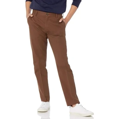 Abbildung von Amazon Essentials Herren Knitterfreie Flatfront Chinohose in schmaler Passform, Braun, 40W / 32L