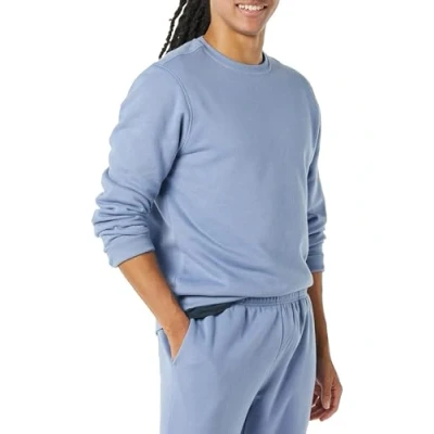 Abbildung von Amazon Essentials Herren Fleece Sweatshirt mit Rundhalsausschnitt (erhältlich in Big &amp; Tall), Jeans, M