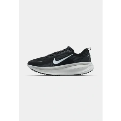 Abbildung von Nike Performance Vomero 18 Laufschuh Straße, Herren, Größe: 40, Black/summit white/coconut milk Schuhe