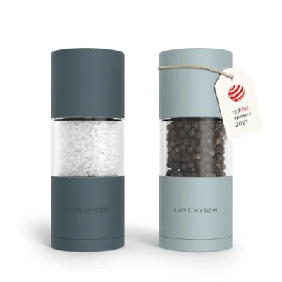 Abbildung von LARS NYSØM Salz und Pfeffer Mühlen Set aus Edelstahl mit einstellbarem Keramik Mahlwerk 2 Stück I Design Gewürzmühlen Manuell (2er Set) (Blue)