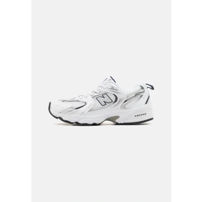Abbildung von New Balance 530 Unisex Sneaker low grey/white/silvercoloured für Kinder, Größe: 34.5, Grey/white/silver coloured Schuhe