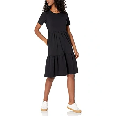 Abbildung von Amazon Essentials Damen Kurzärmliges, gestuftes Kleid mit Rundhalsausschnitt, Schwarz, M