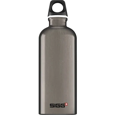 Abbildung von SIGG Alu Trinkflasche Traveller Smoked Pearl Klimaneutral Zertifiziert Für Kohlensäurehaltige Getränke Geeignet Auslaufsicher Federleicht BPA frei Outdoor Grau 0,6L