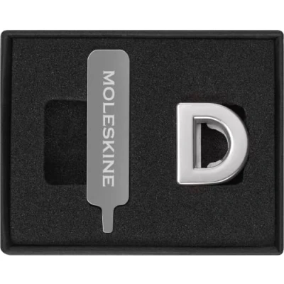 Abbildung von Moleskine Anstecknadel für Notizbuch oder Agenda BuchstabeD, Buchstaben Anstecknadel, Personalisiere den Verschluss mit einem Gummiband, Personalisierte Geschenkideen, Silberfarbe