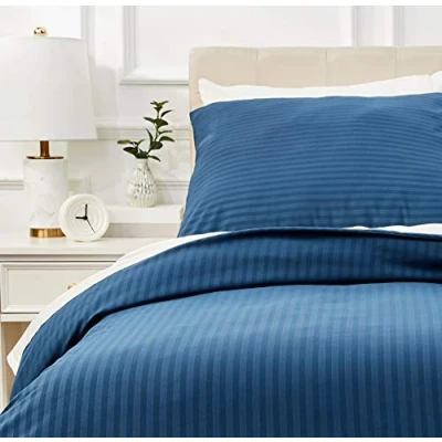 Abbildung von Amazon Basics Deluxe Bettwäsche Set aus Mikrofaser, 135 x 200 cm, Marineblau, Gestreift
