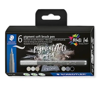 Abbildung von STAEDTLER soft brush pen pigment Arts, grey colours, pigmentierte Premium Zeichentusche, softe Pinselspitze für besonders variable Linienbreiten, wasserfest, 6 pens im Kartonetui, 372 C6