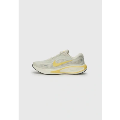 Abbildung von Nike Performance Journey RUN Laufschuh Straße sail/soft yellow/phantom/silvercoloured/ash white, Damen, Größe: 40.5 Schuhe