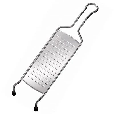 Abbildung von RÖSLE Feinreibe Classic, Hochwertige Reibe für Parmesan, Gewürze, Zitrone, Schokolade oder Ingwer, mit Drahtgriff und Silikonstandfüßen, Edelstahl 18/10, 40,5 cm, Silber