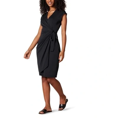 Abbildung von Amazon Essentials Damen Klassisches Wickelkleid mit Flügelärmeln (erhältlich in Übergröße), Schwarz, S