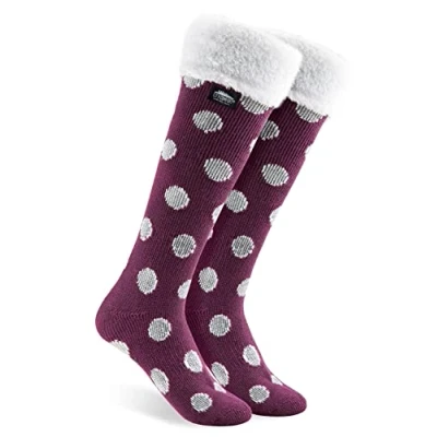Abbildung von CityComfort Kuschelsocken Damen, Dicke Socken Rutschfeste Haussocken Kniehohe Strümpfe Damen (Burgunderrot/Weiße Punkte)