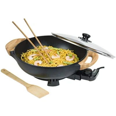 Abbildung von Bestron AEW100AS Elektrischer Wok mit Bambusgriffen, XL Wokpfanne Glasdeckel im Asia Design, Inklusive Bambusspatel, 2 Kochstäbchen &amp; Rezeptbuch, 1.500 W, Schwarz, Metal, 5 liters