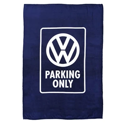 Abbildung von BRISA VW Collection Weiche Volkswagen Kuschel Fleece Schmuse Decke mit Logo Design (150x200cm/Parking Only/Blau)