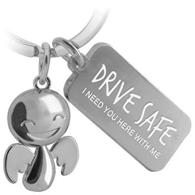 Abbildung von FABACH Schutzengel Schlüsselanhänger Happy mit Gravur Niedlicher Auto Botschaft aus Metall für Autofahrer Geschenk Glücksbringer Führerschein Drive Safe