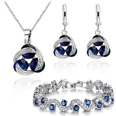 Abbildung von Crystalline Azuria Blauer simulierter Saphir Zirkonia Kristalle Schmuck Set Halskette Anhänger 45 cm Ohrringe Armband 18 kt Weiß Vergoldet