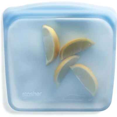 Abbildung von Stasher Wiederverwendbare Silikonbeutel zur Aufbewahrung von Lebensmitteln, Sandwich Bag, Blau, Hitze, Spülmaschinen &amp; Gefrierfest, Umweltfreundlich, Tragbare Lunch Tasche, Leckagefrei, 795 ml