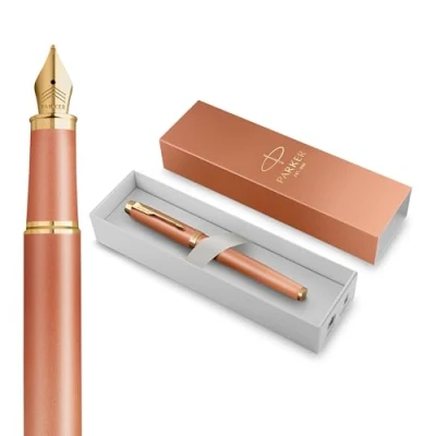 Abbildung von Parker IM Writing Rituals Füller Gehäuse in lebhaftem Orange mit Farbverlauf und goldenen Zierteilen Füllfederhalter Feiner Feder blaue Tinte Geschenkbox